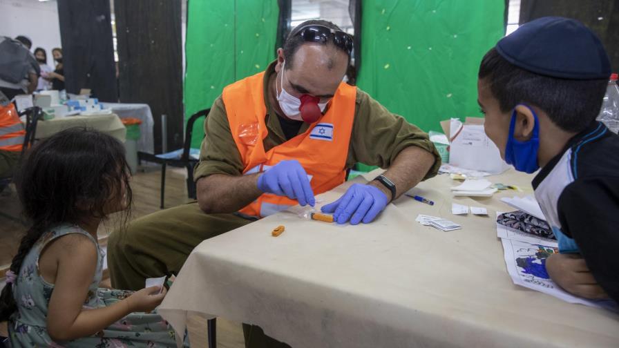 Casos de COVID en Israel llegan a niveles récord