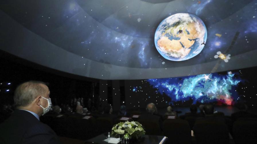 Turquía revela programa espacial que incluye misión a luna