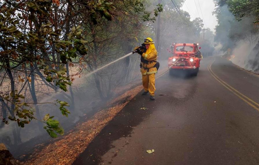 Los dos incendios más recientes en California siguen descontrolados