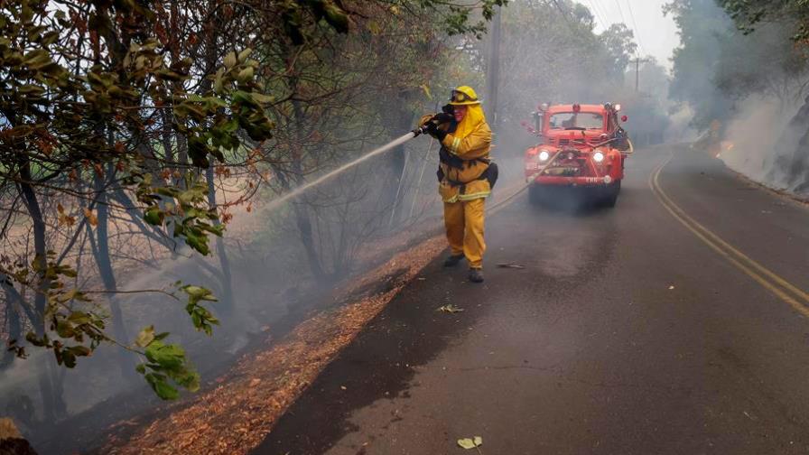 Los dos incendios más recientes en California siguen descontrolados