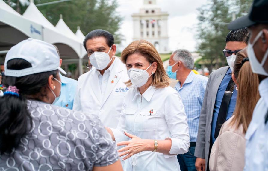 La vicepresidenta de la República y el Ministro de Salud motivan la vacunación contra el COVID-19 en Santiago