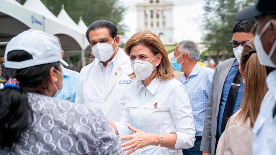 La vicepresidenta de la República y el Ministro de Salud motivan la vacunación contra el COVID-19 en Santiago La vicepresidenta de la República y el Ministro de Salud motivan la vacunación contra el COVID-19 en Santiago