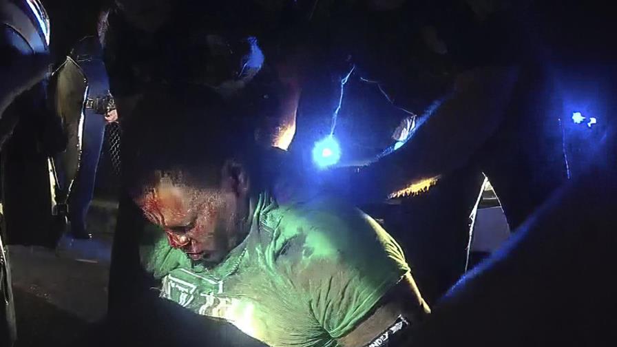 AP obtiene video de arresto en que murió hombre negro en Luisiana