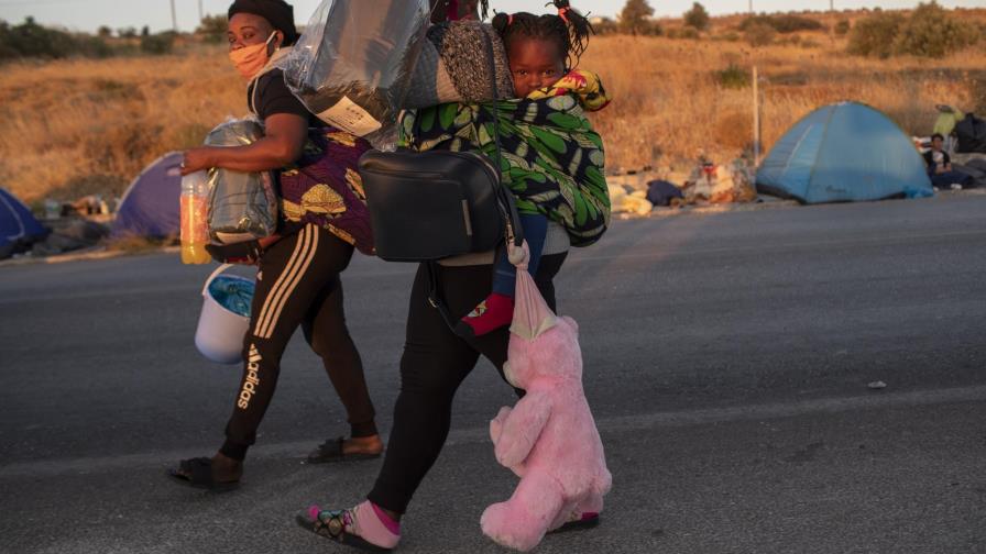 Grecia: Miles de migrantes duermen al raso en Moria