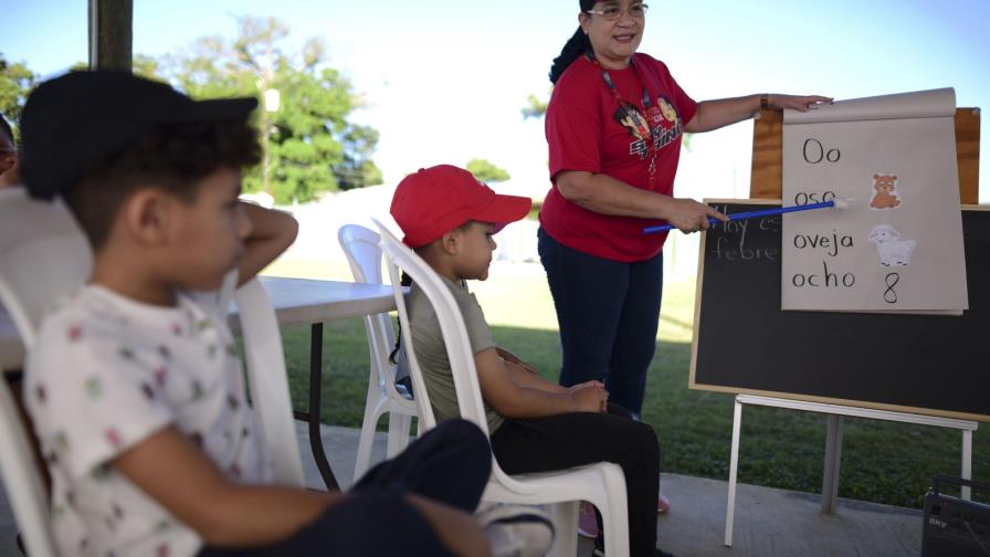 Puerto Rico se alista a reabrir escuelas luego de un año