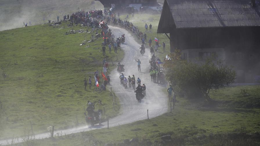 Ciclistas de UAE Team Emirates reciben vacuna contra COVID