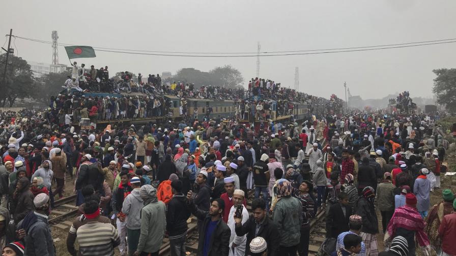 Miles de musulmanes rezan por la paz en Bangladesh