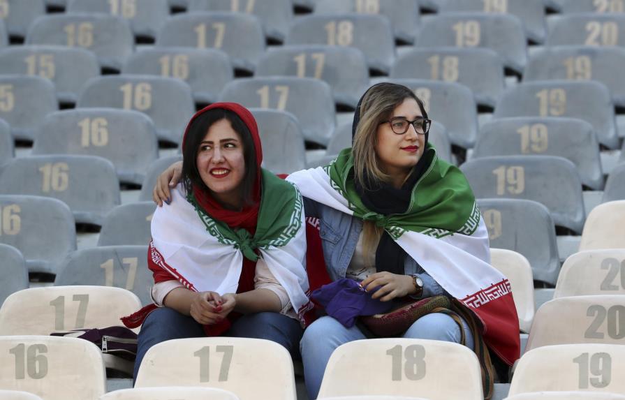 Irán permite ingreso de mujeres a estadio de fútbol