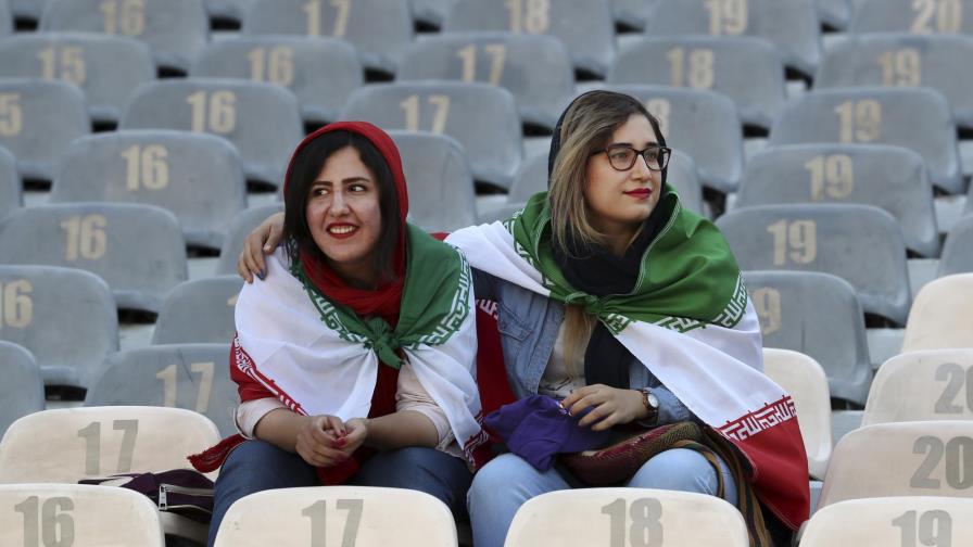 Irán permite ingreso de mujeres a estadio de fútbol