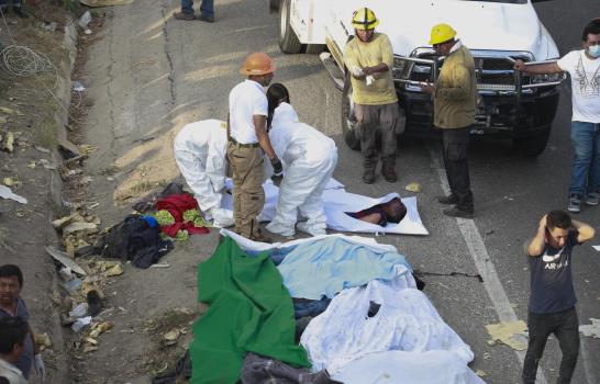 Mueren al menos 49 migrantes tras volcadura en sur de México