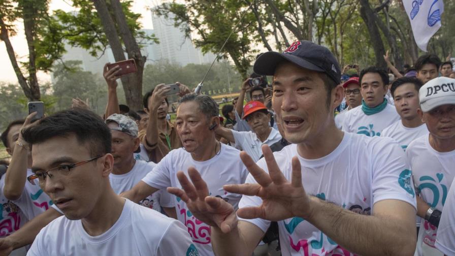 Miles de personas protestan contra el gobierno en Tailandia