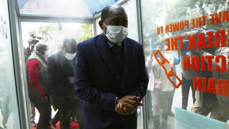 Zimbabue despide al ministro de salud por contratos ilegales