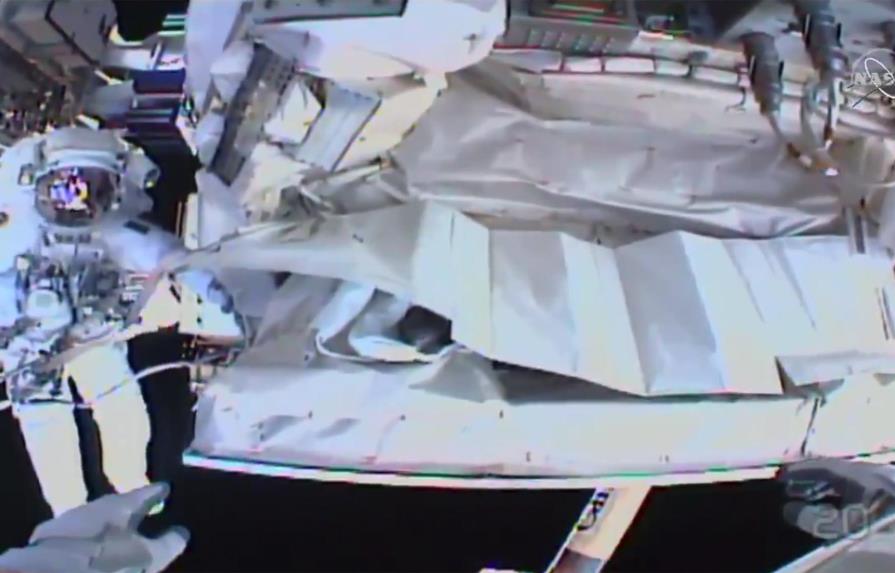 Astronautas tapan fuga en detector de rayos cósmicos