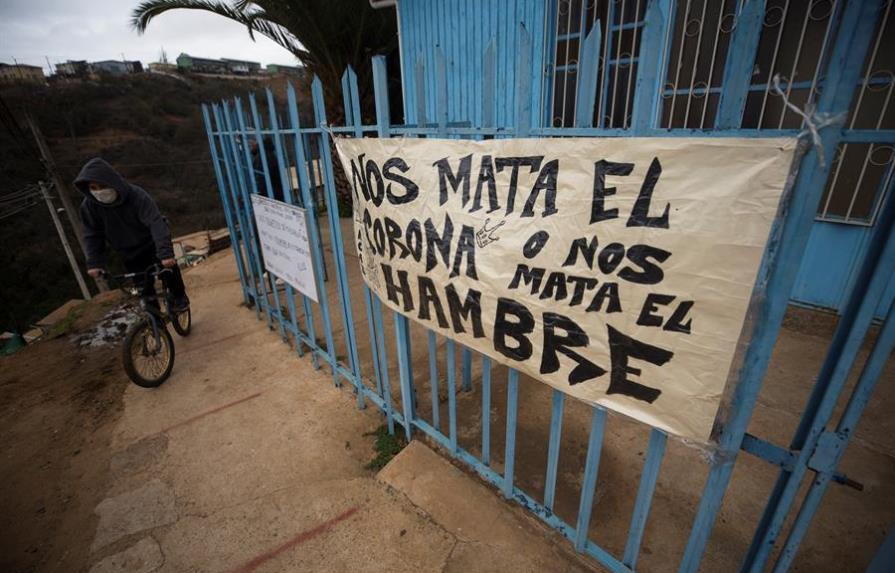 Piñera firma ingreso de emergencia para 2.1 millones de familias vulnerables