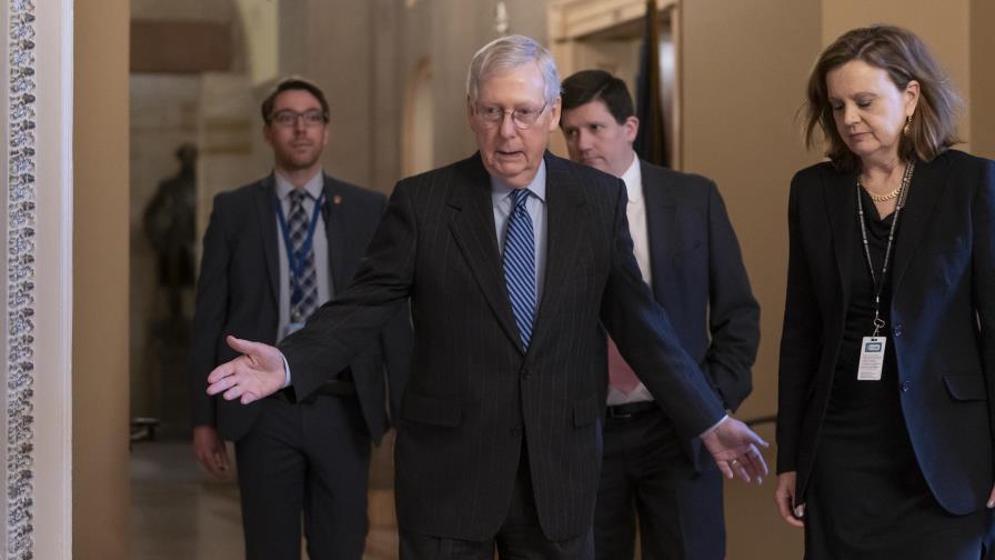 McConnell dice tiene los votos para iniciar juicio a Trump