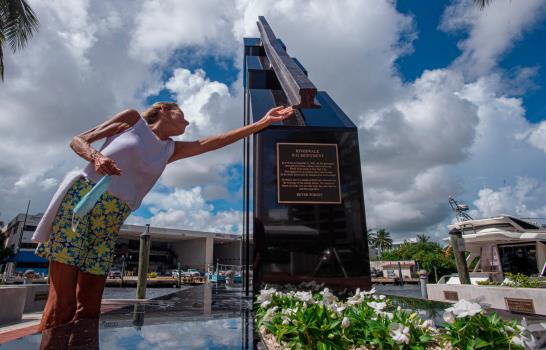 Inauguran en Florida monumento hecho con riel de estación del 11-S