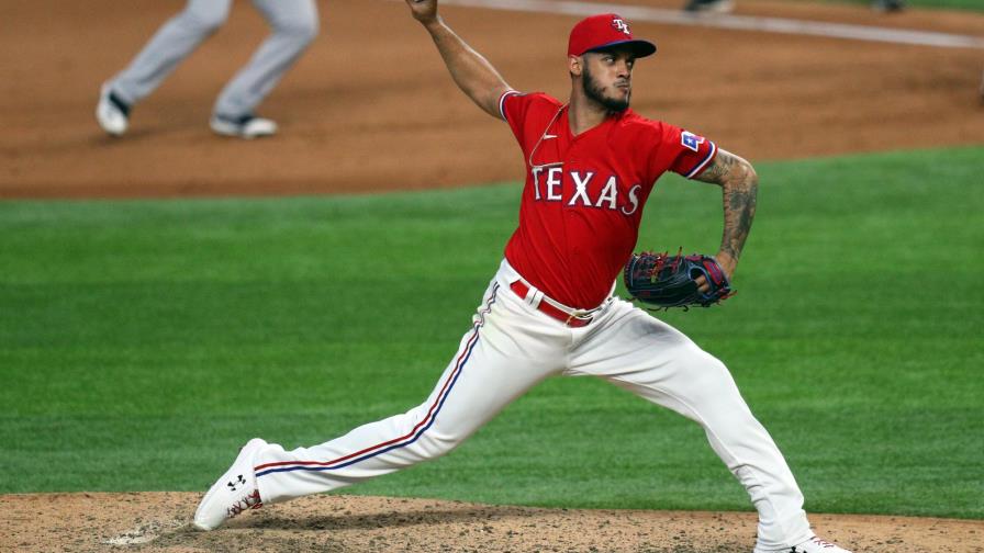 Hernández no iniciará la temporada con Texas por un esguince