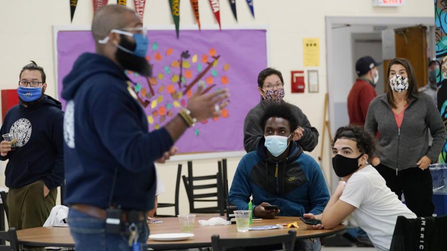 Ordenan vacunación para personal de escuelas públicas de NY