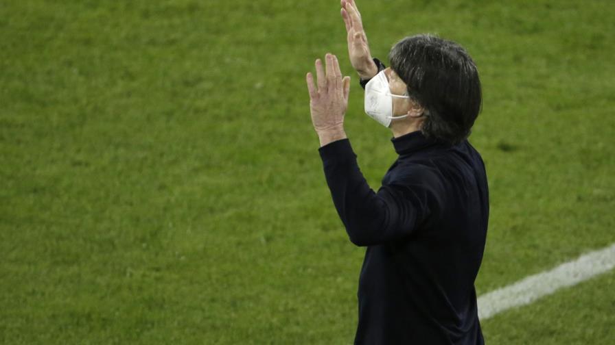 Loew cierra a los tumbos su ciclo en Alemania