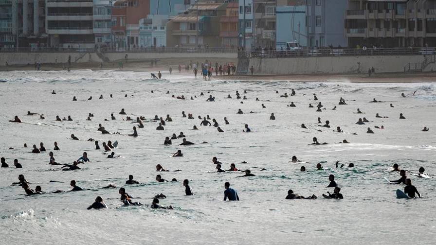 Investigadores ven poco probable el contagio por agua en piscinas o playas
