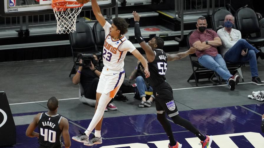 Ayton suma 26 puntos; Suns hilan 10mo triunfo en casa