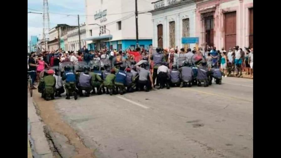 Cientos de manifestantes toman la calle en La Habana al grito de libertad