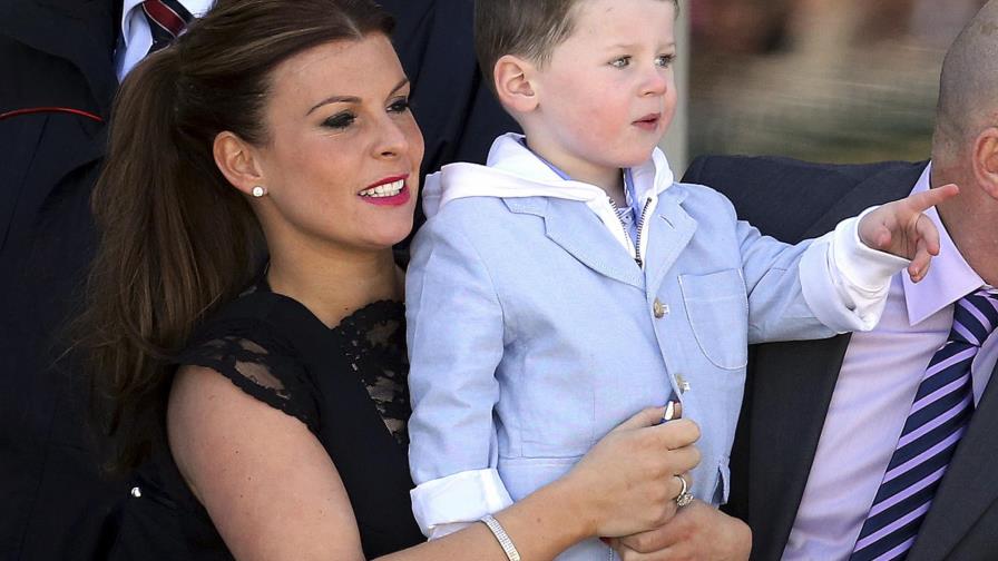 Esposas de Rooney y Vardy discuten vía Twitter