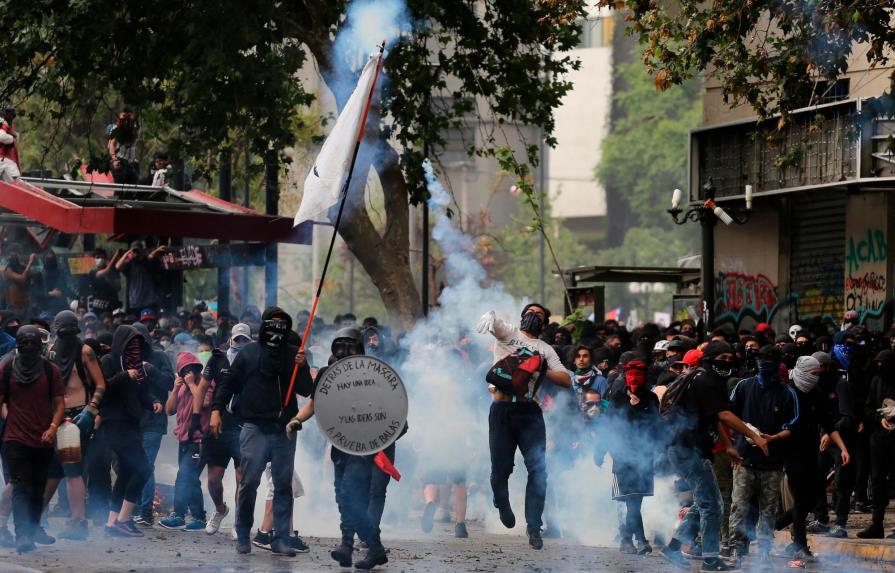Sismo marca superlunes de protestas en Chile, en espera de acciones políticas