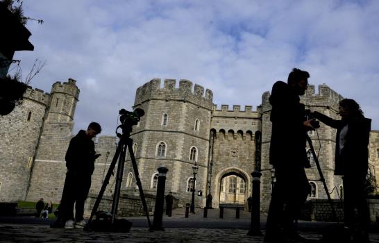 La reina Isabel regresa al castillo tras visita a hospital La reina Isabel regresa al castillo tras visita a hospital