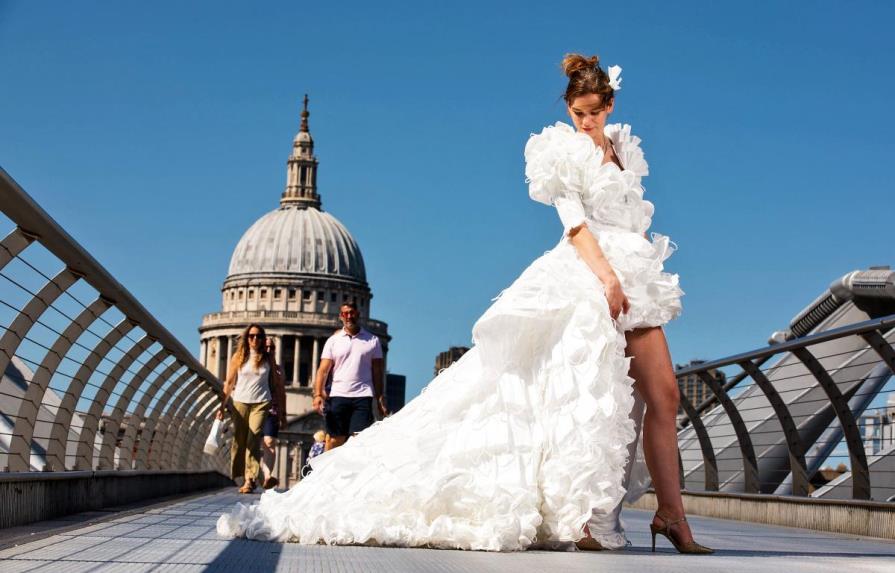 Un vestido de novia hecho con mascarillas recicladas, ¿te lo pondrías?