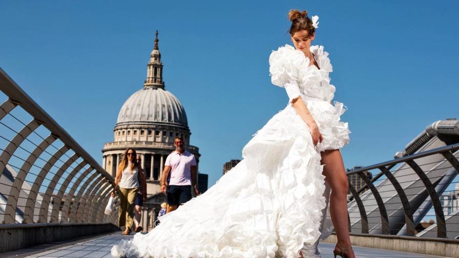 Un vestido de novia hecho con mascarillas recicladas, ¿te lo pondrías?