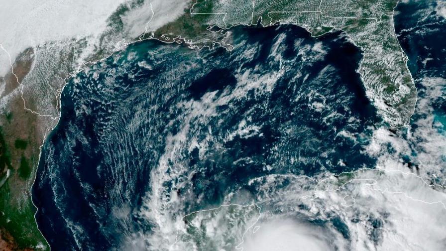 Huracán Zeta muy cerca de la Península de Yucatán y a punto de tocar tierra