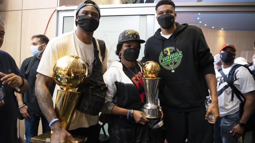 Antetokounmpo lleva el trofeo de campeón a Grecia