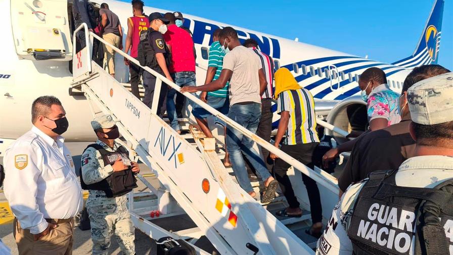 México envía a Haití segundo vuelo con migrantes repatriados