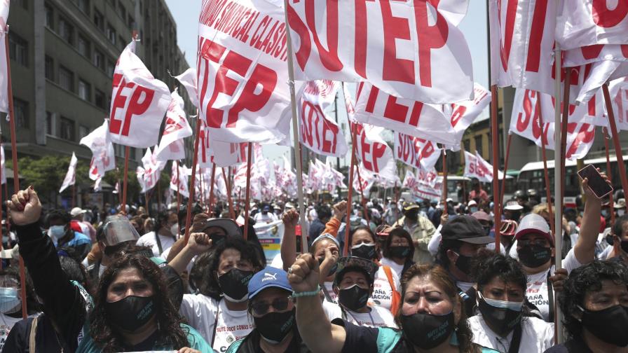 Perú: presentan a Congreso pedido para destituir presidente Perú: presentan a Congreso pedido para destituir presidente