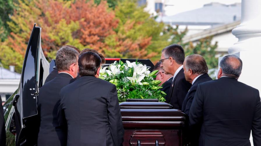 Trump celebra el funeral por su hermano Robert en la Casa Blanca