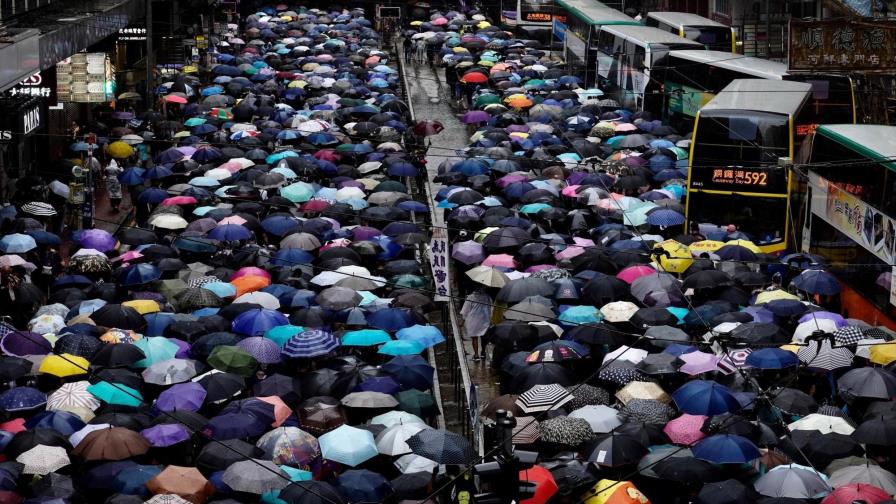 Miles protestan en Hong Kong tras prohibición de máscaras
