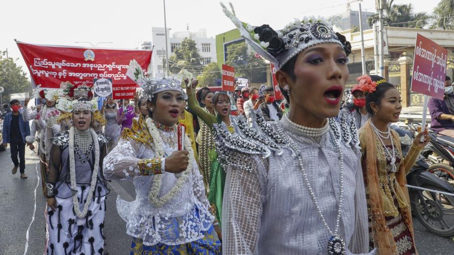 Minorías se unen a protestas masivas contra golpe en Myanmar