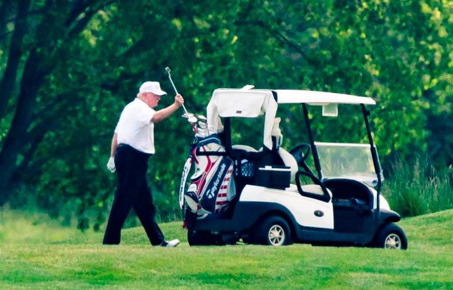 Trump abre con golf fin de semana largo en el que EEUU avanza en reapertura