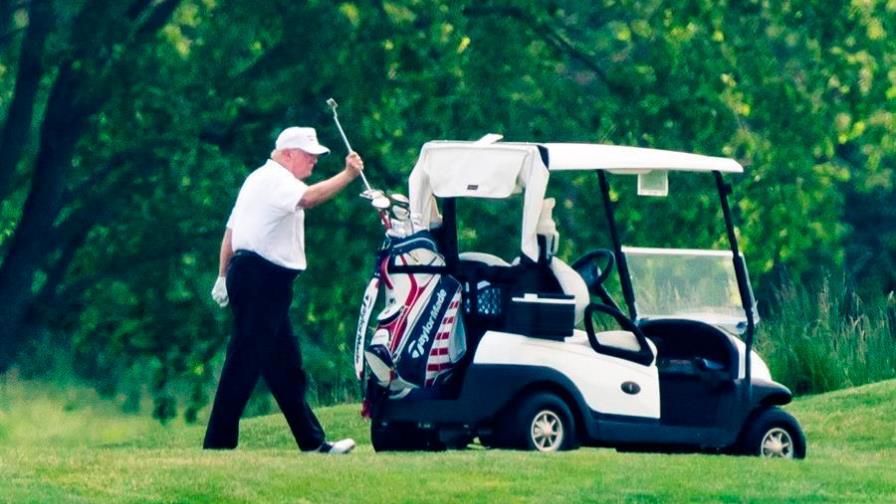 Trump abre con golf fin de semana largo en el que EEUU avanza en reapertura