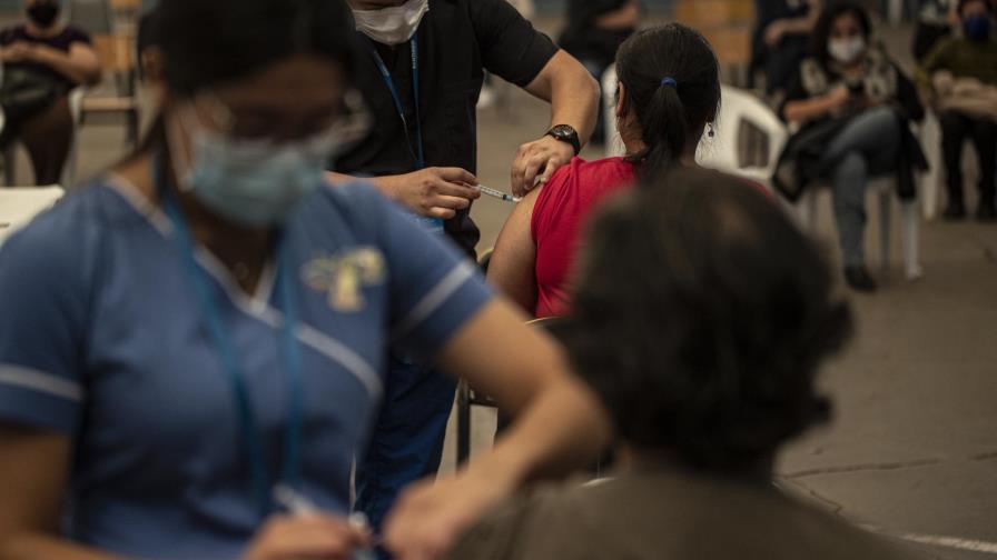 Chile obtiene más vacunas chinas; inmunizará a menores de 45