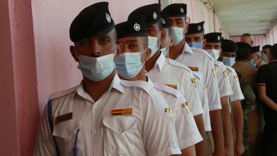 Fuerzas de seguridad votan en elecciones generales de Irak