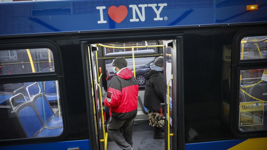 Muertes por virus en NY caen a su menor nivel en semanas