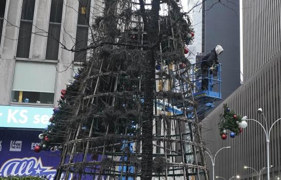 Hombre incendia el árbol navideño de Fox News en NY