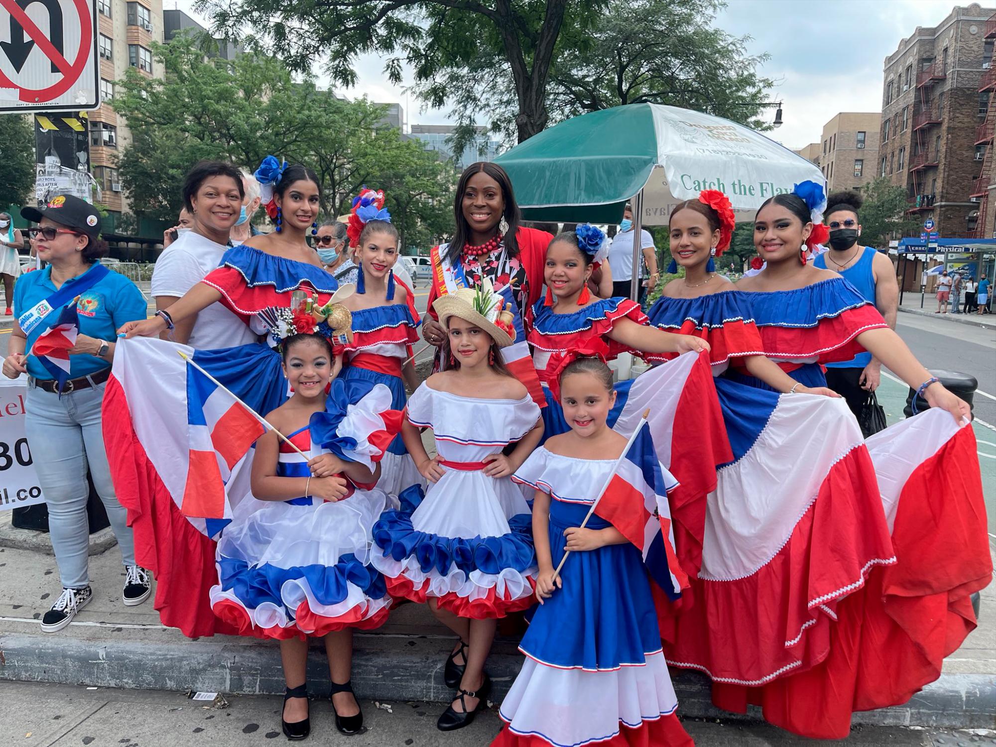 Grupo de danza de merengue típico dominicano tras su desfile por la gran Parada Dominicana de El Bronx