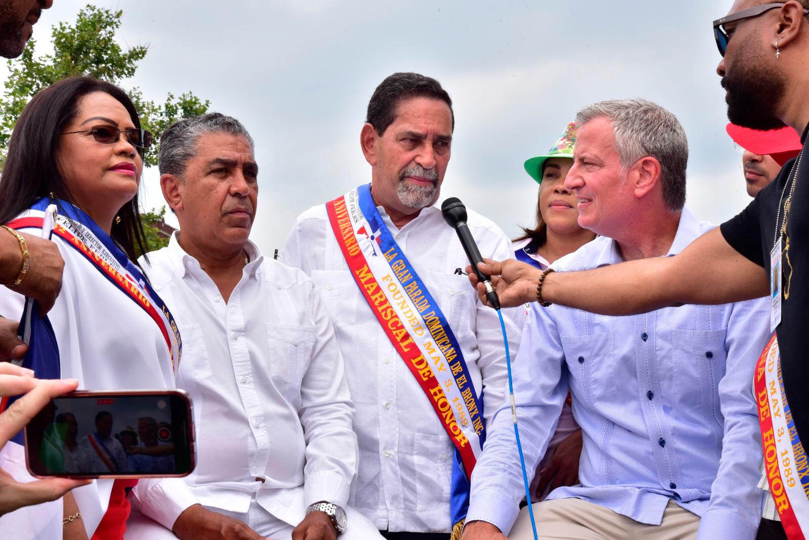 El cónsul dominicano en la ciudad de Nueva York Eligio Jáquez, junto al alcalde Bill de Blasio y el Congresista Adriano Espaillat.
