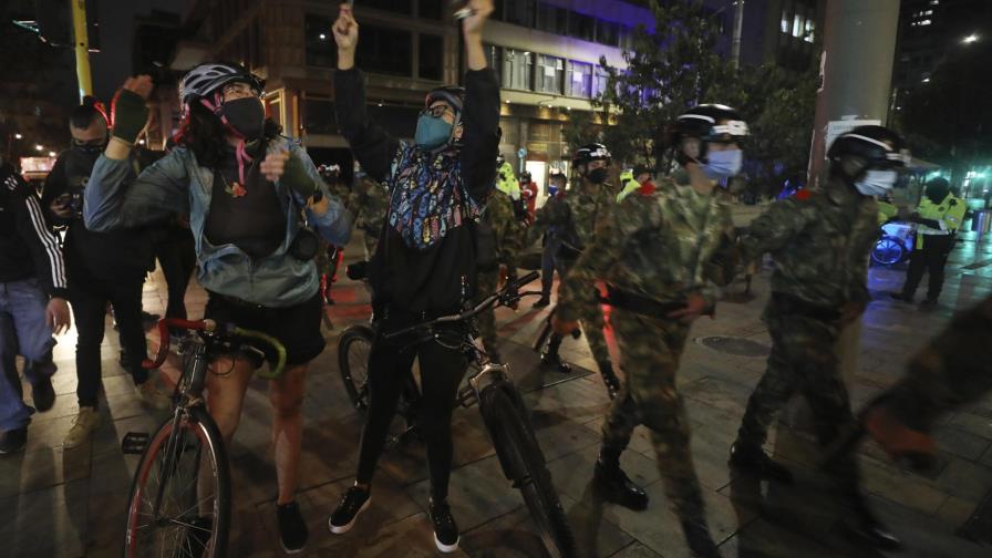 Colombia: dictan detención domiciliaria a expresidente Uribe