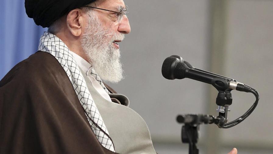 El ayatolá Jamenei apoya a Teherán en subida de impuestos El ayatolá Jamenei apoya a Teherán en subida de impuestos