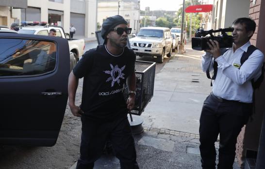 Retienen a Ronaldinho en Paraguay por pasaporte falso Retienen a Ronaldinho en Paraguay por pasaporte falso