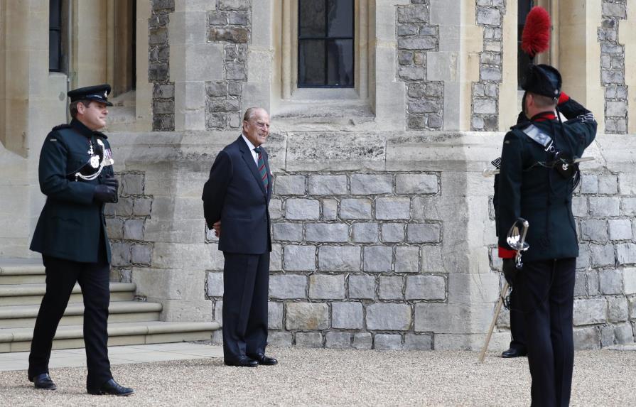 Príncipe Felipe, de 99 años, hace rara aparición pública